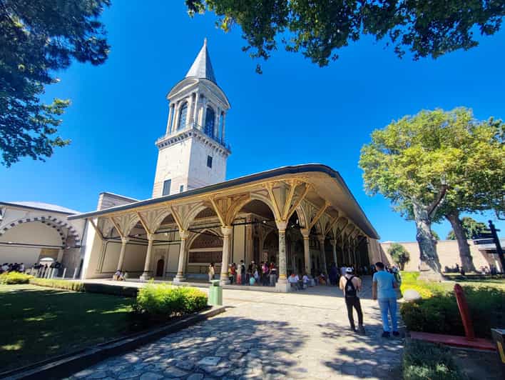 Istanbul Topkapı Palace and Harem Guide Tour - Meeting your guide near Sultanahmet