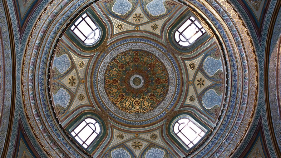 Istanbul: Topkapi Palace and Harem Guided Tour - Walking through the palace courtyards