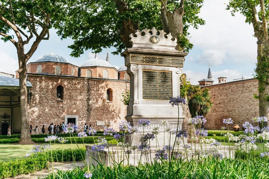 Istanbul: Topkapi Palace and Harem Guided Tour with Ticket - Through Topkapi Palace’s courtyards