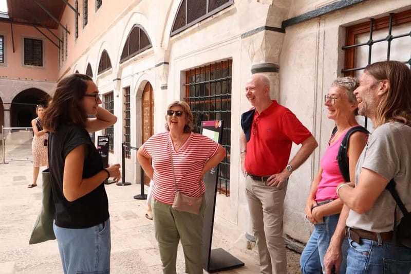 Istanbul: Topkapi Palace and Harem Museum Tour with Ticket - The guide is central to the experience