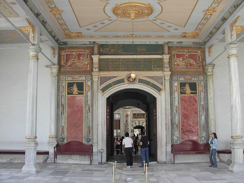 Istanbul: Topkapi Palace and Harem Ticket with Audio Guide - The courtyards and royal collections