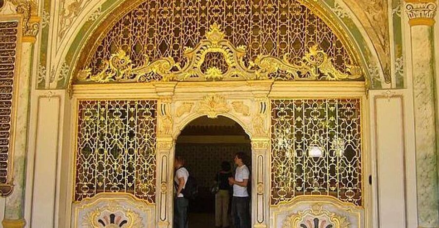 Istanbul: Topkapi Palace Guided Tour - Porcelain, robes, armour, and everyday royal life