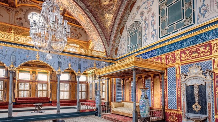 Istanbul: Topkapi Palace Guided Tour w/ Skip-the-Ticket-Line - Entering the Ottoman imperial courtyards