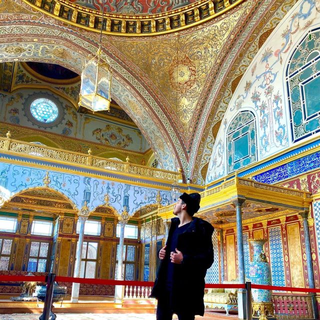 Istanbul: Topkapi Palace Guided Tour - Entering through the three courtyards