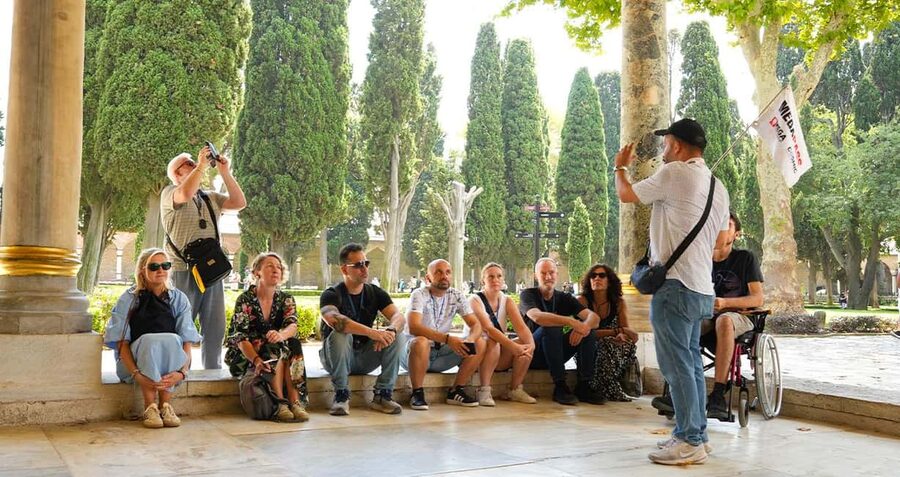 Istanbul: Topkapi Palace & Harem Express Highlight Tour - The first courtyards and the Ottoman court