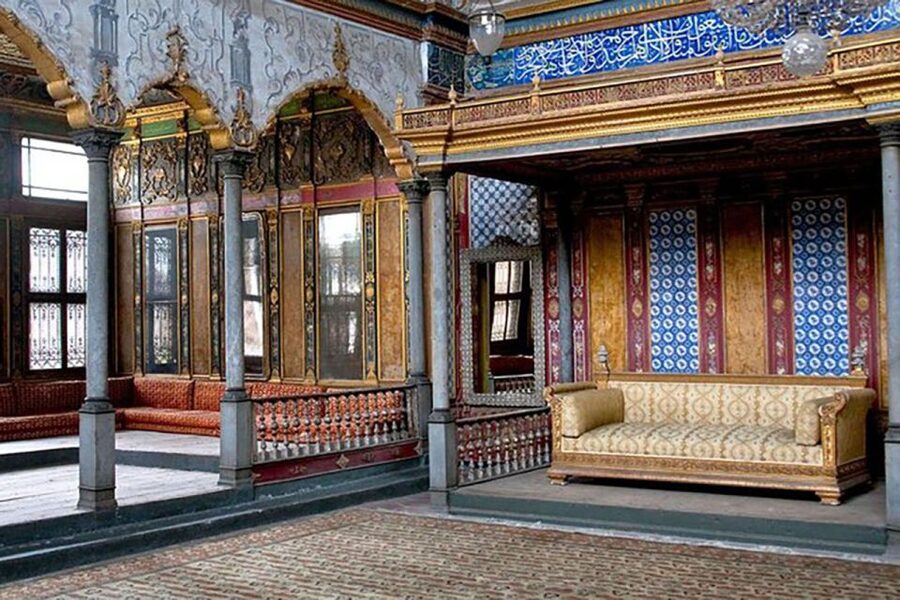 Istanbul: Topkapi Palace & Harem Express Highlight Tour - Council halls and stories of power