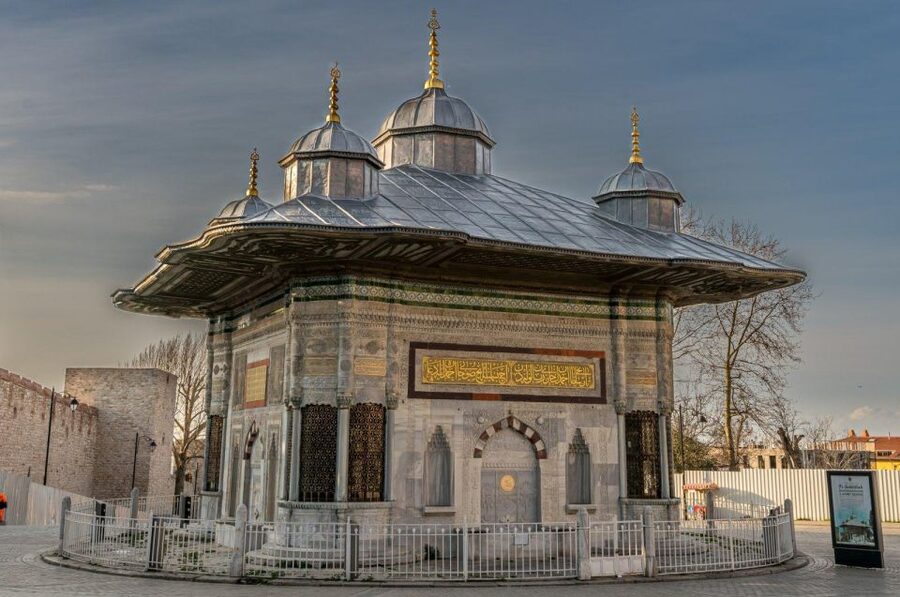 Istanbul: Topkapi Palace Skip-the-Line Ticket & Guided Tour - The courtyards, kitchens, treasury, and sacred relics