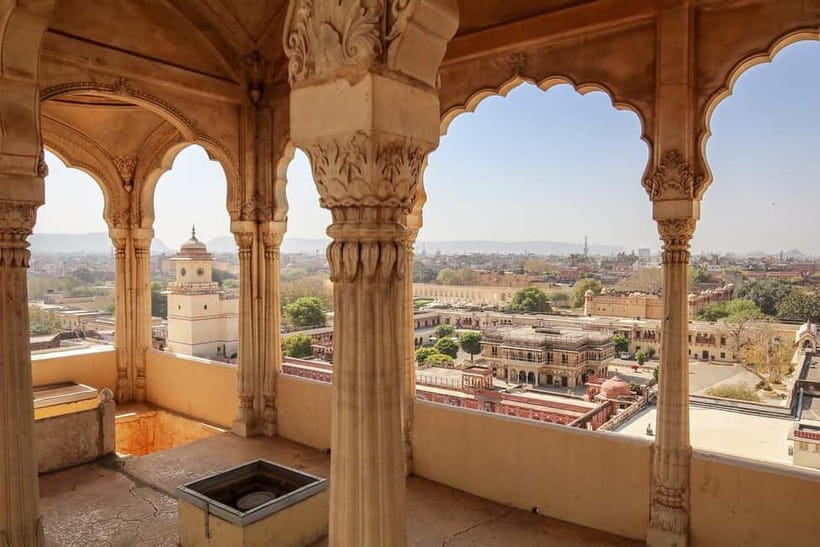 Jaipur: Amber Fort, Stepwell & Jal Mahal with Pickup - What the guide adds to the day