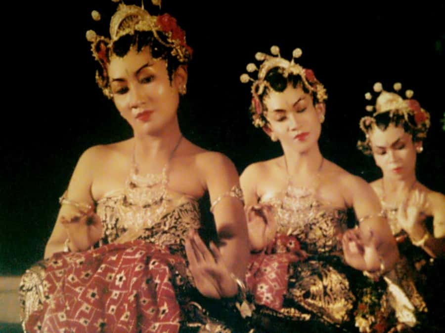 Javanese Dance Workshop with Kraton Palace Dancer - Learning Javanese dance in a real home
