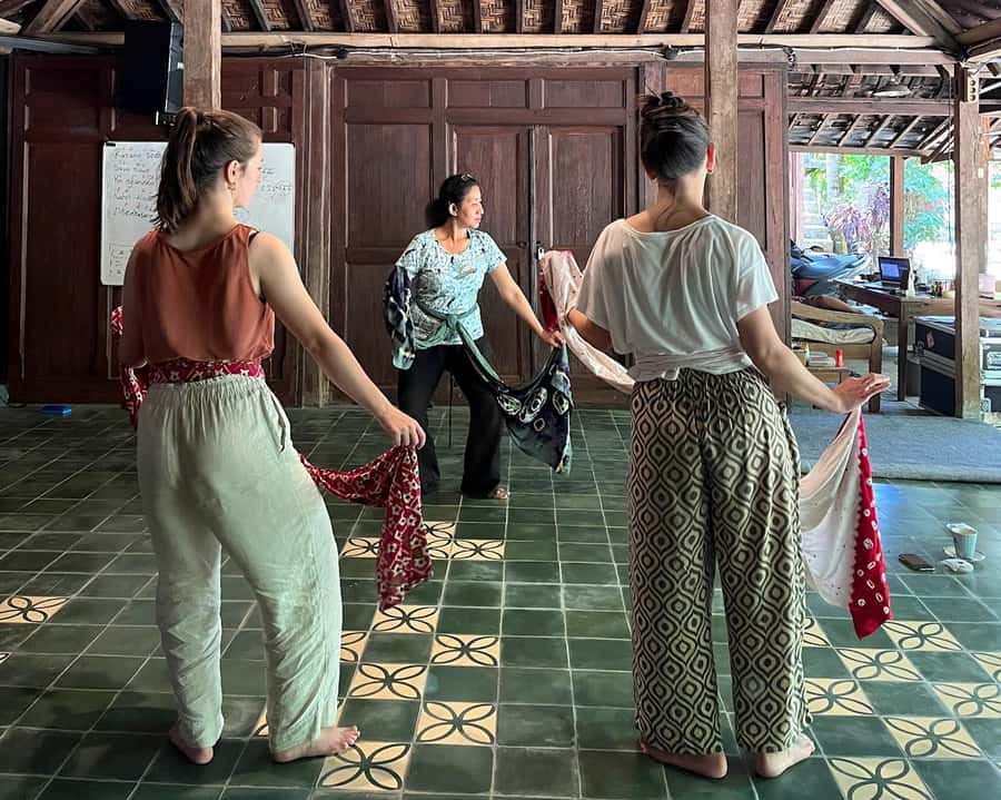 Javanese Dance Workshop with Kraton Palace Dancer - Tea, questions, and cultural exchange