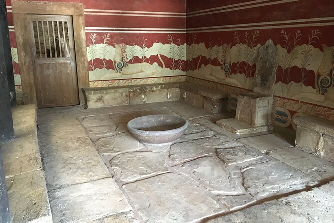 Knossos palace (Last minute booking - Skip The Line Ticket) - The throne, theater, and ancient engineering