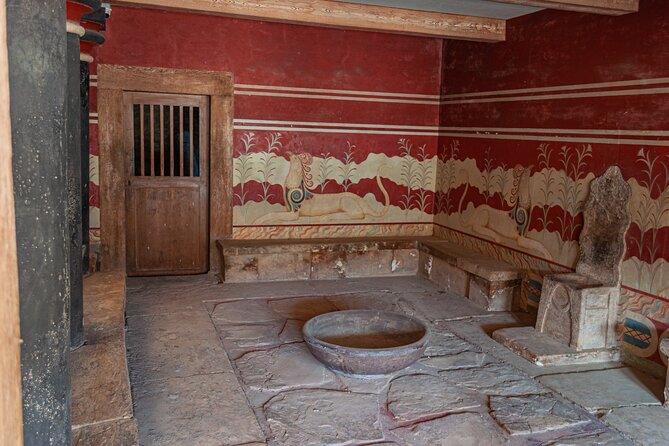 Knossos Palace Private Walking Tour - The Throne Room and the power of presentation