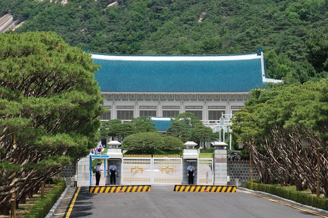 Korean Palace and Market Tour in Seoul Including Insadong and Gyeongbokgung Palace - Jogyesa Temple and a glimpse of the Blue House