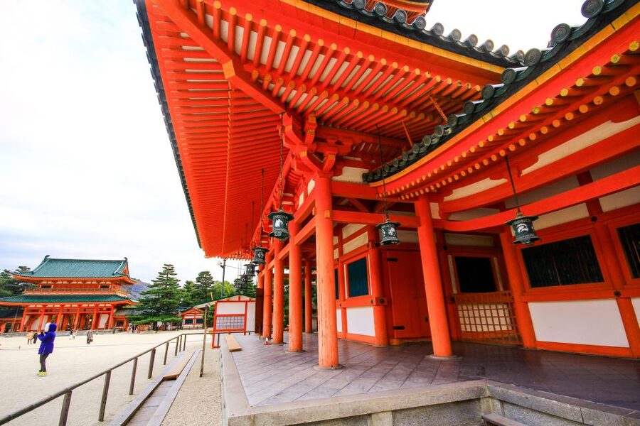 Kyoto: Imperial Palace & Nijo Castle Guided Walking Tour - What the guides add to the experience