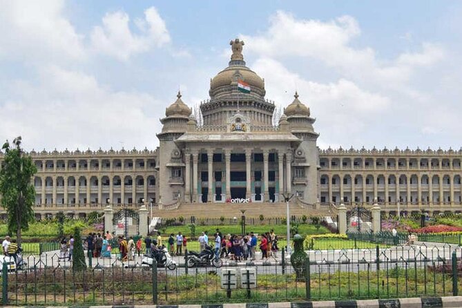 Lalbagh+Bull Temple+Tipu Palace+Market+Lunch=Bangalore City Tour - The Big Bull and Ganesh temples