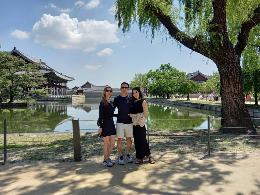 Layover tour to Gyeongbokgung-Folk Museum-Bukchon-Insadong - Bukchon shows Seoul’s old homes beside its modern city