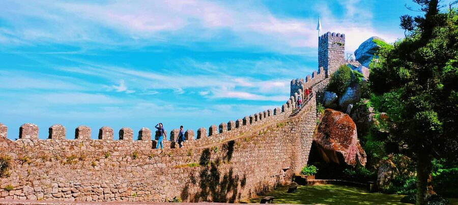 Lisbon: Pena Palace, Moorish Castle, Monserrate & Cabo Roca. - The Moorish Castle, walls with a view