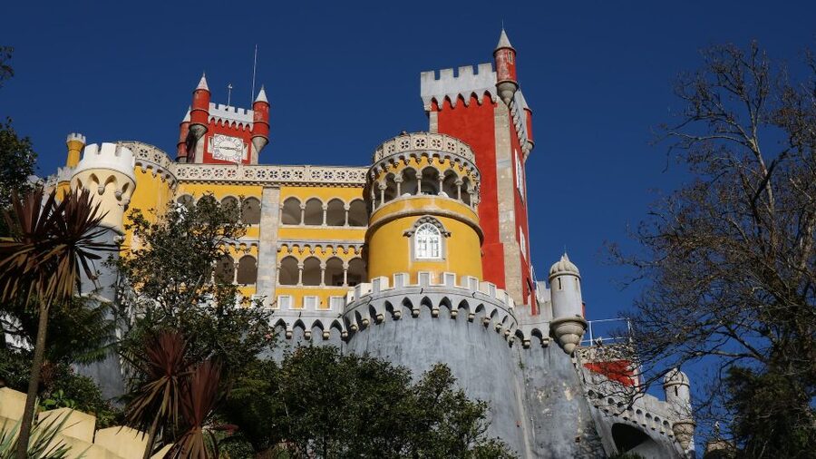 Lisbon: Sintra, Pena Palace and Cascais Region Private Tour - What the private vehicle adds