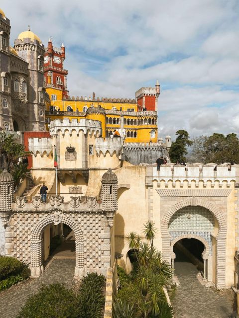 Lisbon: Sintra, Pena Palace, Cabo da Roca & Cascais Day Tour - What the private vehicle adds