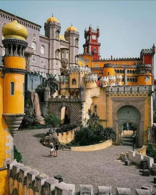 Lisbon: Sintra, Pena Palace, Moorish Castle & Regaleira Tour - Sintra Old Town: a short break with room for local food