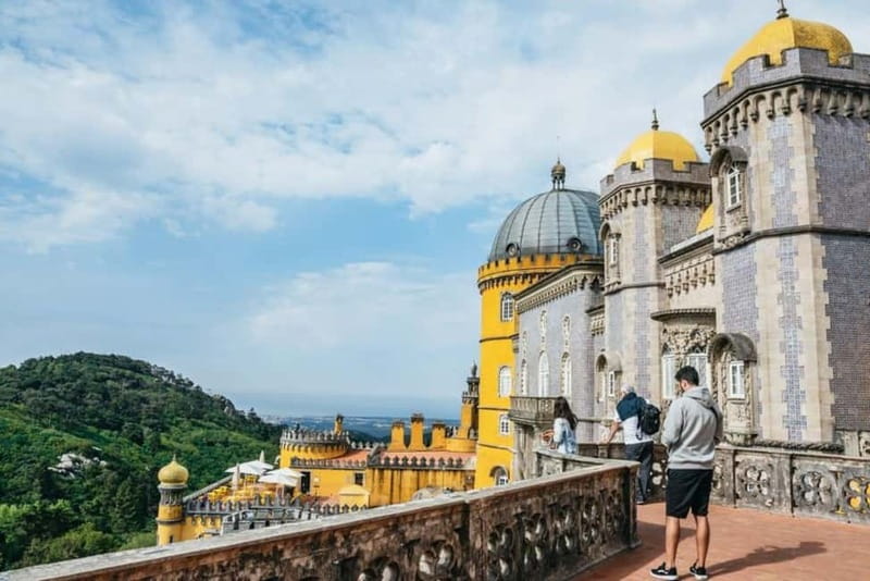 Lisbon: Sintra, Pena Palace, Moorish Castle & Regaleira Tour - What the guide adds to the experience