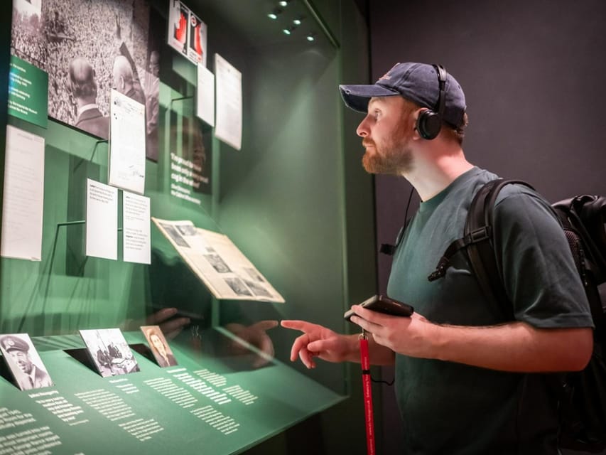 London: Big Ben, Churchill War Rooms & Buck'ham Palace Tour - Trafalgar Square and the wider royal route