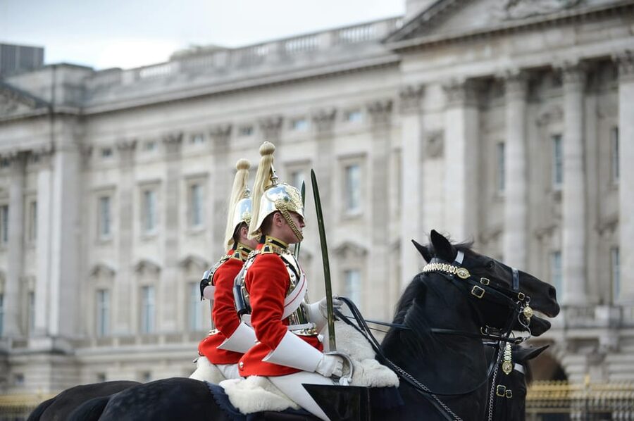 London: Buckingham Palace and Changing of the Guards Tour - Walking toward Buckingham Palace