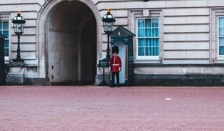 London: Buckingham Palace and Changing of the Guards Tour - Finding a worthwhile viewing position