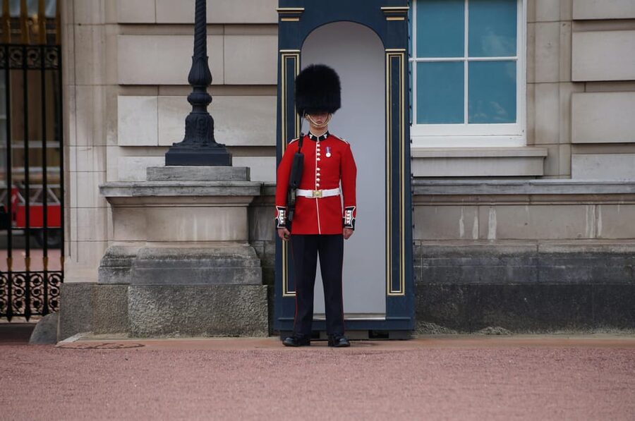London: Buckingham Palace and Changing of the Guards Tour - What you do not get at Buckingham Palace