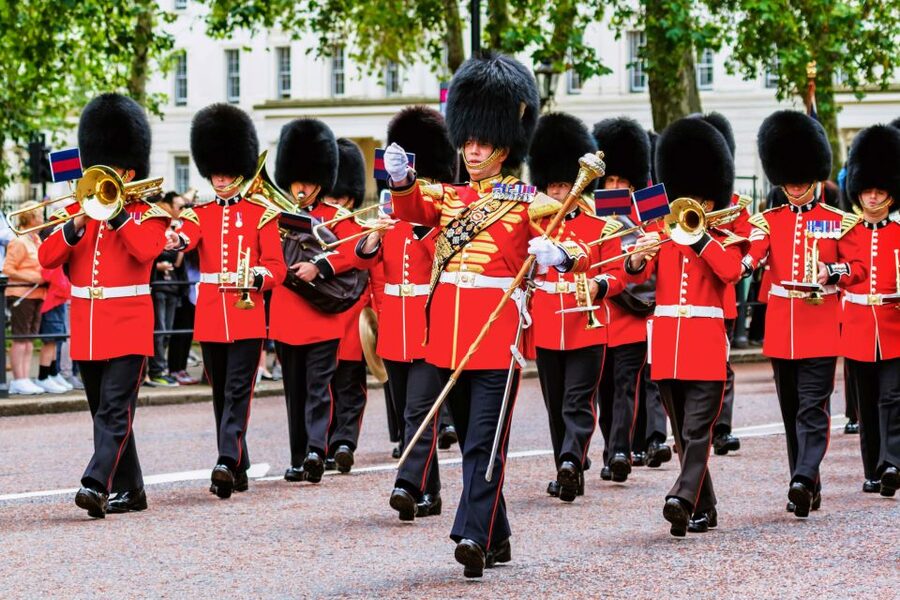 London: Buckingham Palace Entry & Changing of the Guard Tour - Watching the guards from the right places