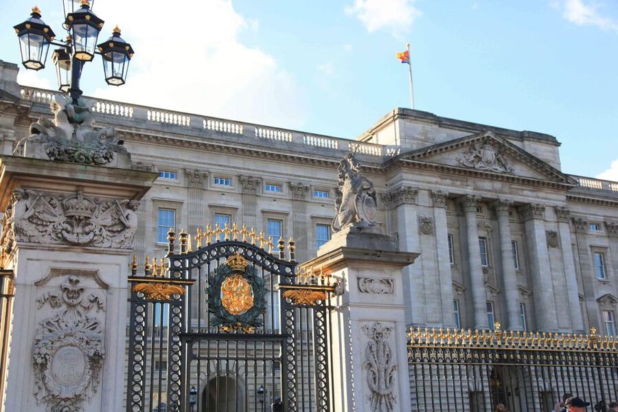 London: Buckingham Palace Entry Ticket & Royal Walking Tour - What the live guide adds