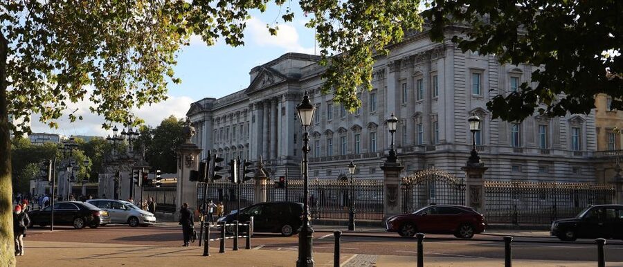 London: Buckingham Palace Walk & Tea at Kensington Palace - Buckingham Palace and the ceremonial view