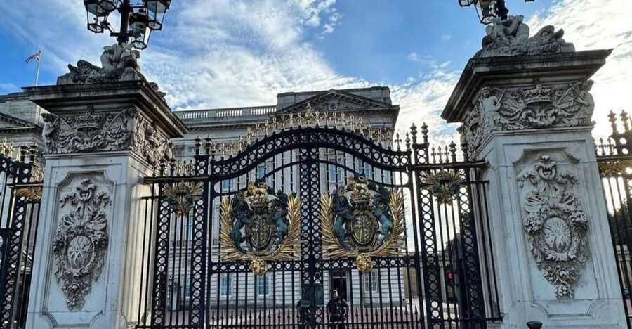 London: Buckingham Palace & Westminster Guided Walking Tour - What the guides add to the experience