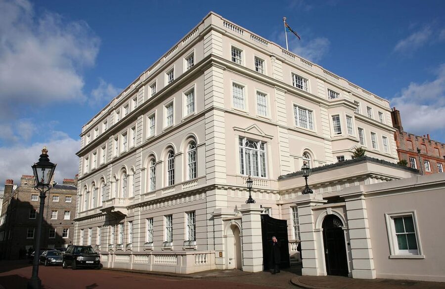 London: Changing of the Guard and Royal Palaces Walking Tour - Starting near Green Park station