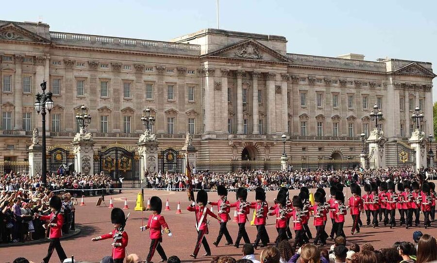 London: Changing of the Guard and Royal Palaces Walking Tour - What $160 means for the value
