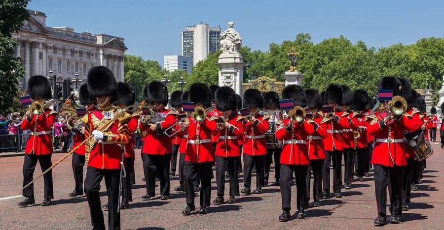 London: Changing of the Guard Tour at Buckingham Palace - Why this Changing of the Guard tour works