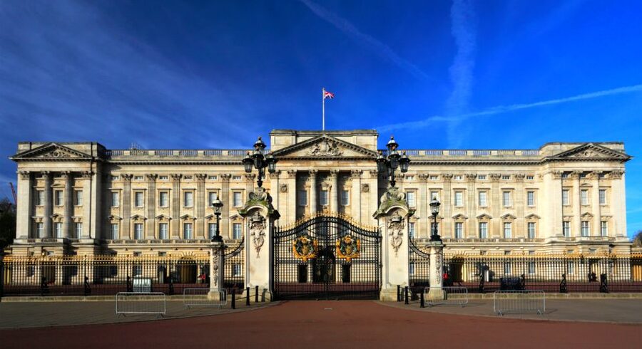 London: Changing of the Guard Tour at Buckingham Palace - Buckingham Palace and the limits of the palace view