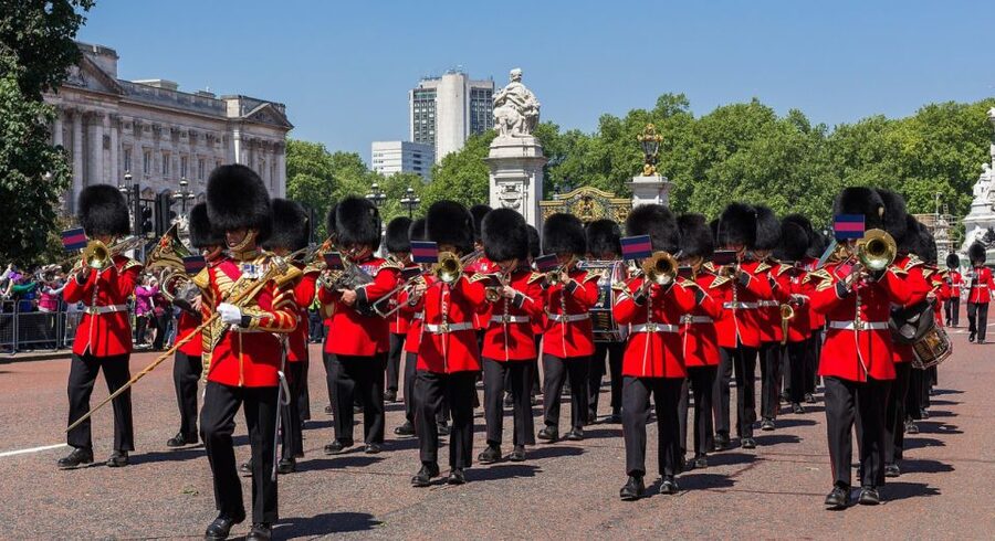 London: Changing of the Guard Tour at Buckingham Palace - St James’s Palace and Clarence House