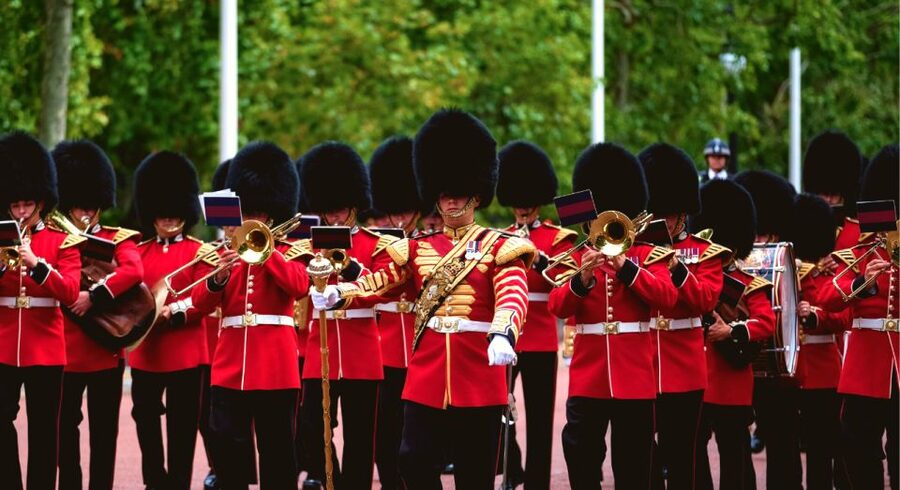 London: Changing of the Guard Tour at Buckingham Palace - Timing, language, and weather