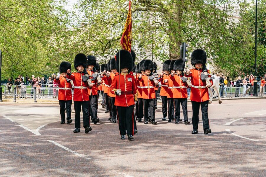 London: Changing of the Guard Tour by Buckingham Palace - Finishing at Buckingham Palace