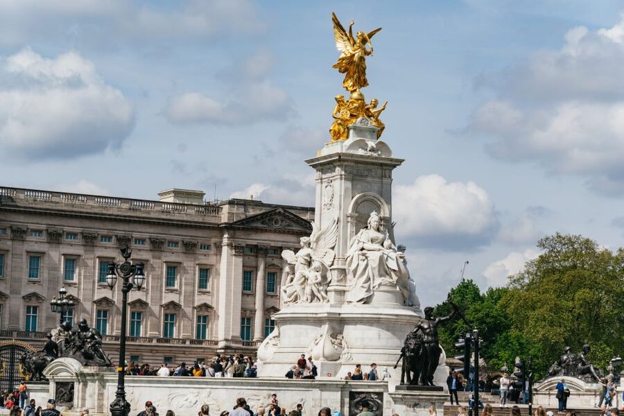 London: Changing of the Guard Tour by Buckingham Palace - Who should skip it