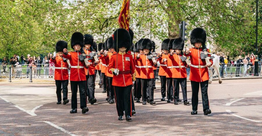 London: Changing of the Guard Tour by Buckingham Palace - Starting at the Duke of York Monument