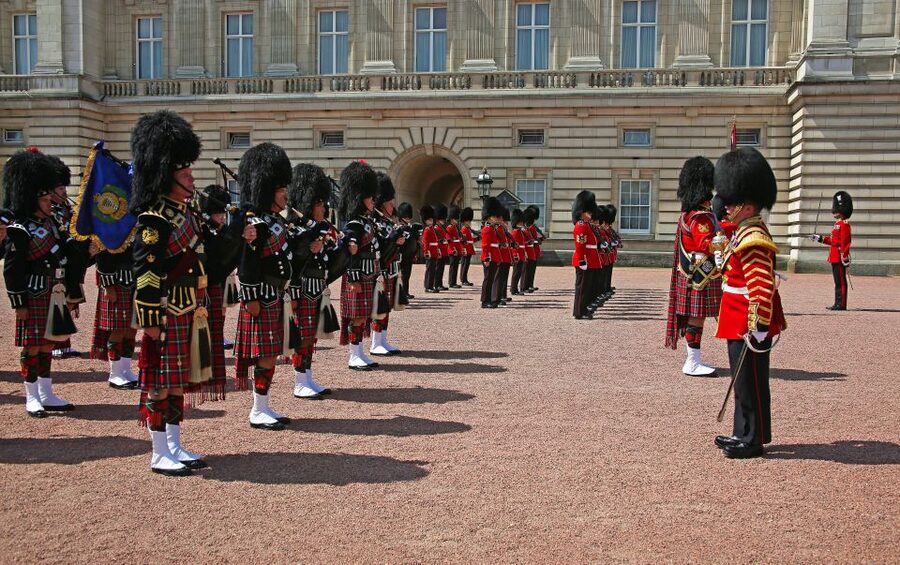 London Changing of the Guard Tour - Front Row 12 guests 2,5h - St. James’s Palace, Clarence House, and royal connections
