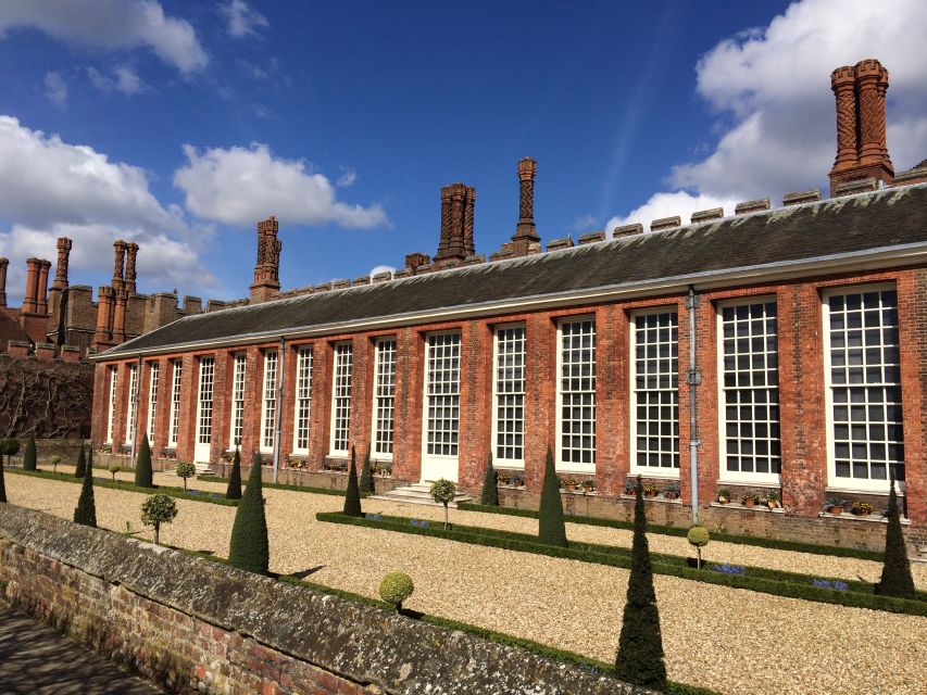London: Hampton Court Private Guided Tour - Private guiding is the main variable