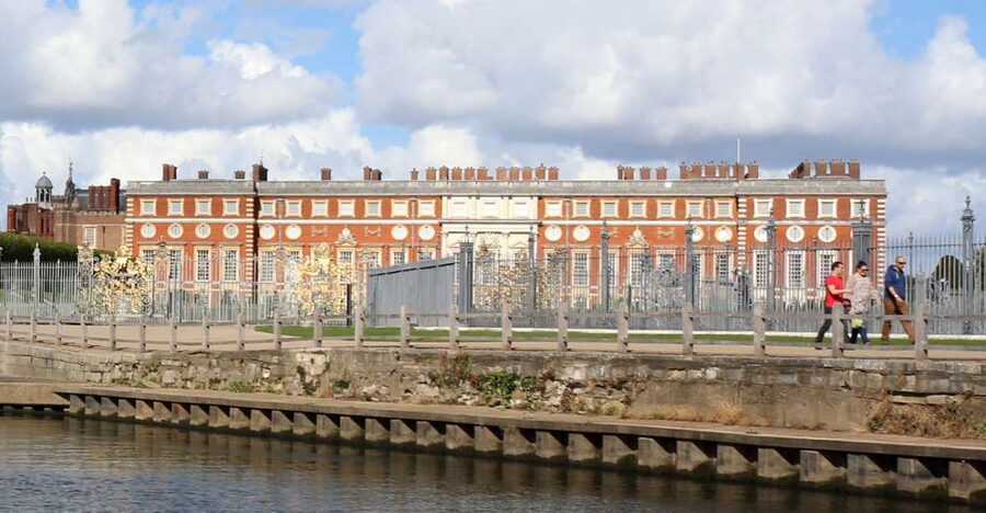 London: Hampton Court to Richmond River Thames Cruise - From Hampton Court Palace to the River