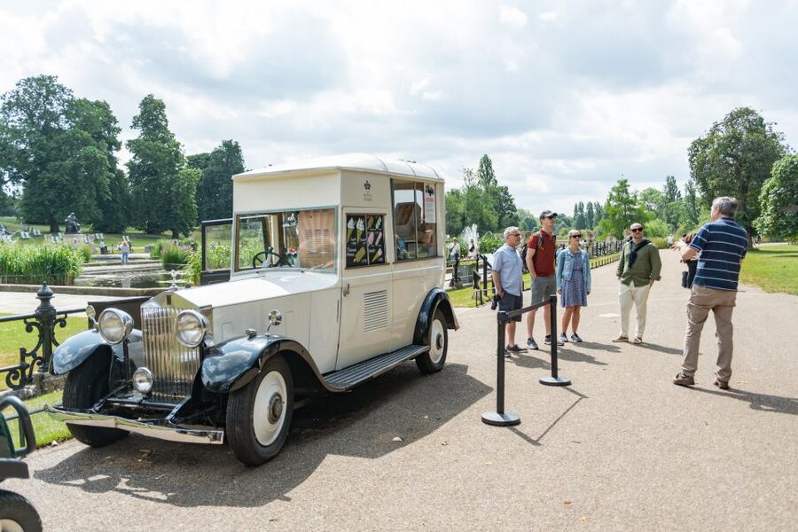 London: Kensington Palace Afternoon Tea & Guided Walk - Walking Through Kensington Gardens