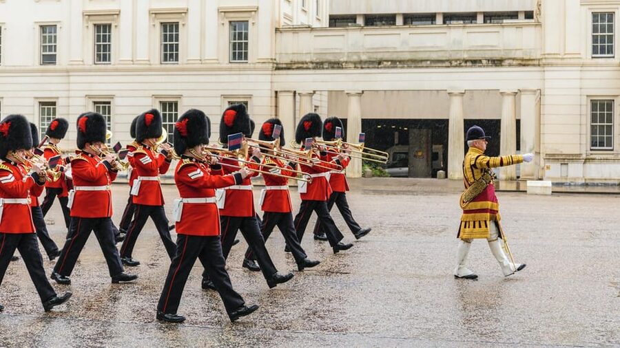 London: Kensington Palace Tour, Guard Change & Afternoon Tea - Exploring Kensington Palace with an audio guide