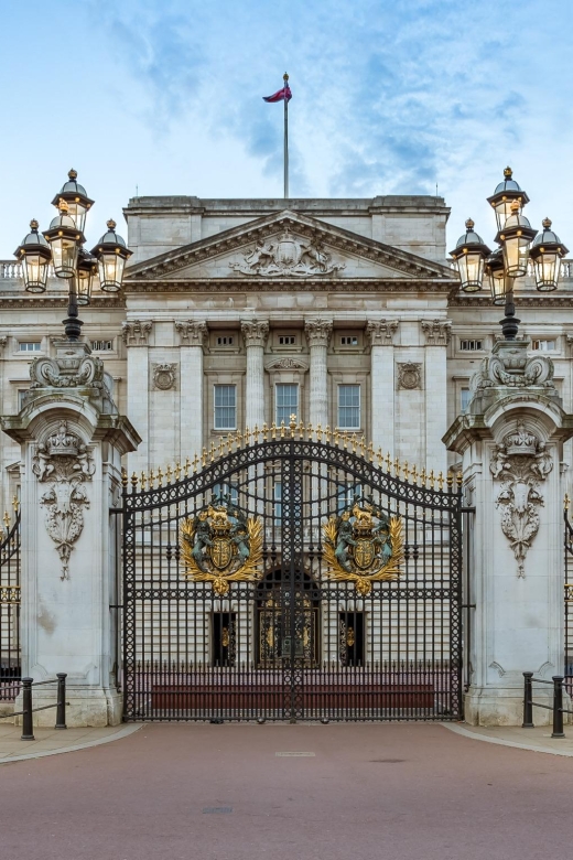 London Royal Tour - Buckingham Palace Entry - 12 guests 2,5h - Constitution Hill gives you the best palace approach