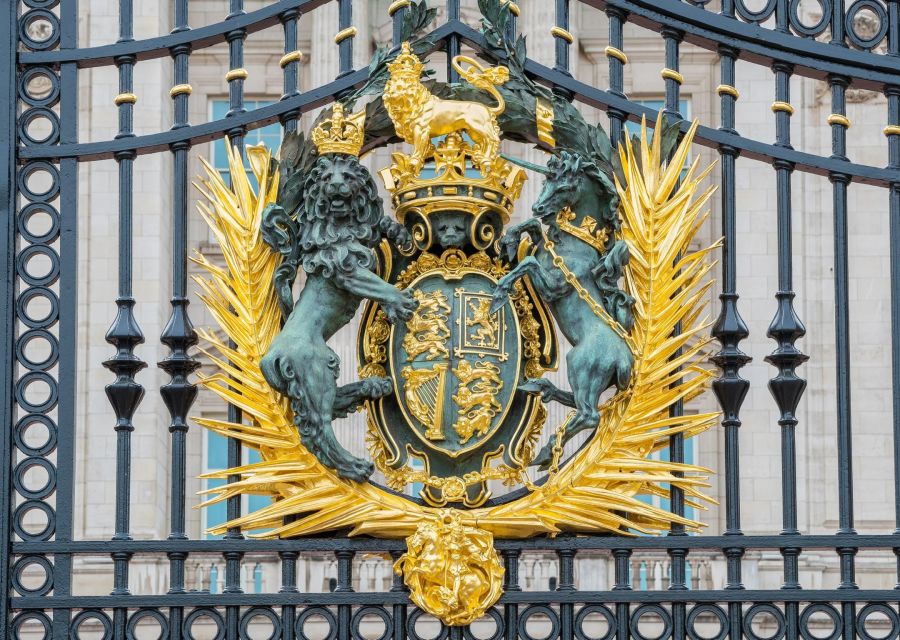 London Royal Tour - Buckingham Palace Entry - 12 guests 2,5h - Green Park and the Queen Victoria Memorial