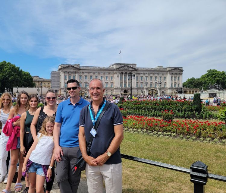London: Royal Walking Tour and Buckingham Palace Audio Tour - The Mall and the Best Palace Photo Stop
